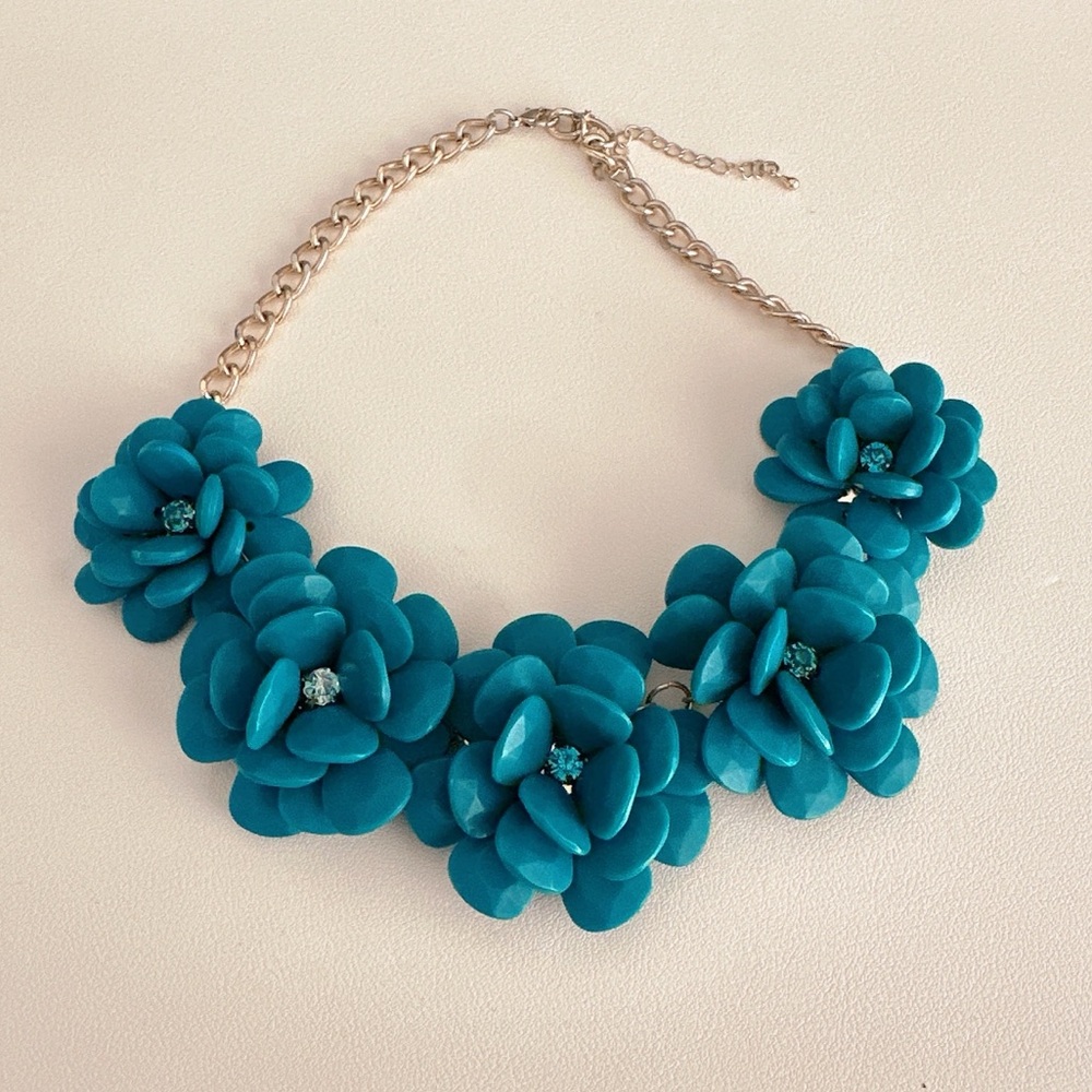 Elegant Floral Necklace in Teal